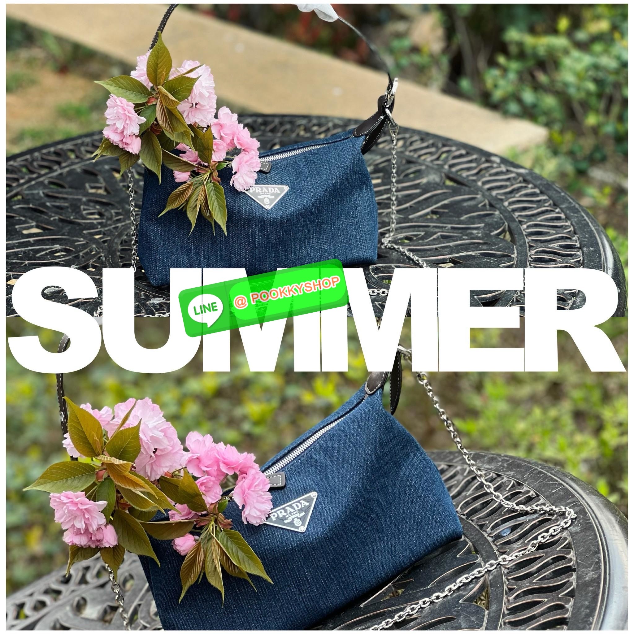 **สินค้าเข้าใหม่** ทางนี้ค่าาสาวๆ สวยเกินจะห้ามใจไหว! NEW IN! PRADA HOBO HANDBAG//SHOULDER DENIM BAG 🔖พร้อมส่งา แม่ค้าเองก็จับไม่วางแล้ว1ค่าา สวยจริงๆ กับPrada denim วัสดุยีนส์หนานิ่มตัดขอบหนังอย่างดี ทรงสวยมากๆค่ะ หูหิ้วสายหนังในตัว คล้องไหล่ได้