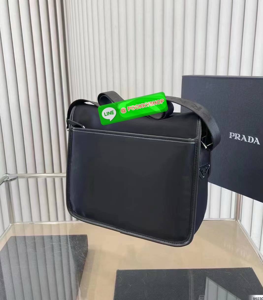 Prada Nylon Crossbody Box Bag พร้อมส่งรุ่นใหม่ New Arrival จากแบรนด์Prada ทรง Messenger ทรงยอดฮิตของคุณผู้ชายเลยค่ะ วัสดุทำจากผ้าNylon อย่างหนา กันน้ำได้คะ มีโลโก้แบรนด์อยู่ข้างหน้า ตัวกระเป๋าอยู่ทรง อะไหล่เงินทั้งใบ ด้านในบุผ้าลายแบรนด์อย่างดี เปิดปิดด้ว