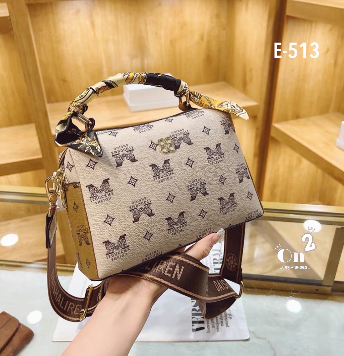 NEW-IN💘ใบนี้คือน่าร้ากก สไตล์แบรนด์😚 งานคุณภาพค่ะ ดีไซน์เกร๋ไม่เบา หูโค้งอยู่ทรงสวยค่า👏🏼เห็นปุ๊บคือชอบปั๊บบ งานดีมากก เป็นทรงหมอน จุได้เยอะ(ใส่มือถือได้) มาพร้อมสายยาว