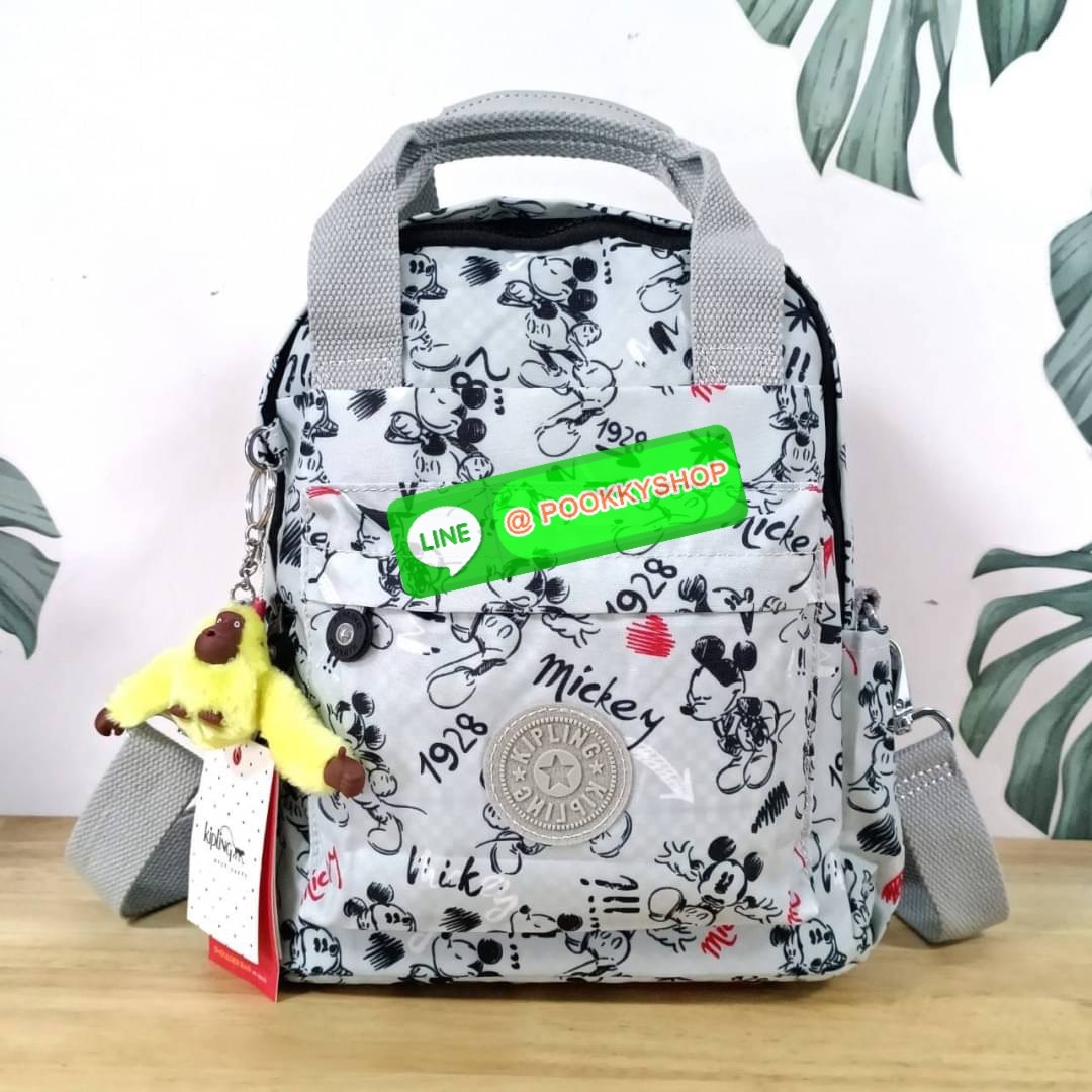 KIPLING 3 WAYS MINI BACKPACK ซับในลายตาราง กระเป๋าสะพาย 3 Ways รุ่นใหม่ วัสดุ Nylon & Polyester 100% หูหิ้วหนังปั๊มชื่อแบรนด์ สายสะพายยาวเลื่อนปรับได้ free size และ สามารถถอดได้ สามารถถือหรือสะพายได้ จะสะพายไหล่ สะพายเฉียง Crossbody หรือจะคล้องสายเป็นเป้ส