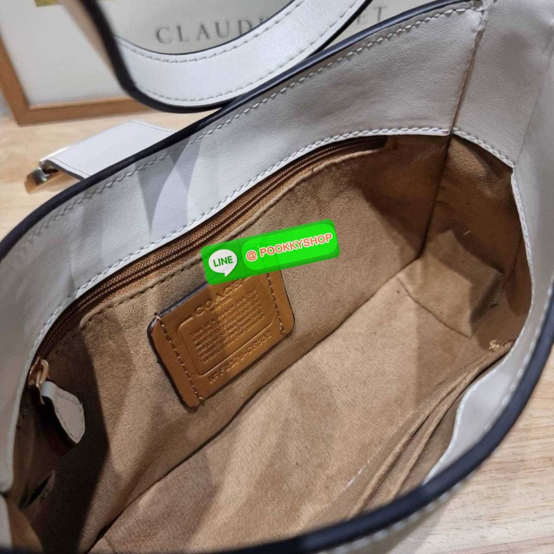 COACH CR533 ELIZA SHOULDER BAG 🔅 Details ใหม่ล่าสุด กระเป๋าสะพายไหล่ทรงโฮโบสุดหรู ดีไซน์โลโก้แบบใหม่และหรูหรายิ่งขึ้น คงความคลาสสิคและวินเทจ เปิด-ปิดด้วยสายคาดแบบกระดุมแม่เหล็ก ภายในเป็นช่องโล่ง แบ่งสัดส่วนไว้อย่างดี มีทั้งช่องใส่บัตร และช่องซิป ส