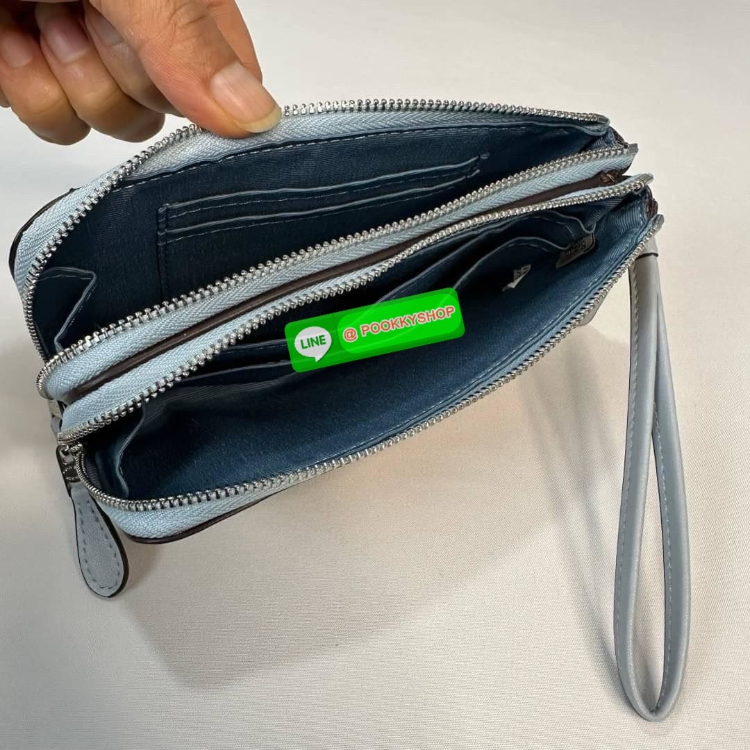 กระเป๋าคล้องมือ COACH 87591 DOUBLE CORNER ZIP WRISTLET IN SIGNATURE CANVAS (COACH 87591 ） กระเป๋าคล้องมือ2เซิปใหญ่ ลายCหนังและ ด้านในเป็นผ้า แบ่งเป็นช่องเล็กๆใส่เหรียญใส่แบงค์ใส่บัตร แล้วแต่จะใส่มีหลายช่อง ใส่โทรศัพท์ได้ทุกรุ่นพร้อมสายคล้องมือ