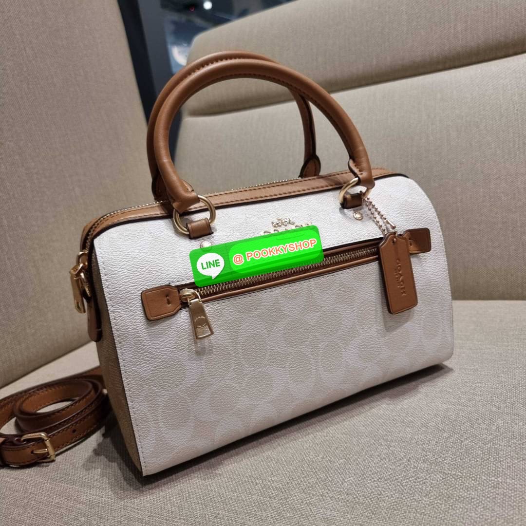 COACH CA149 ROWAN SATCHEL IN BLOCKED SIGNATURE CANVAS สีเข้าใหม่ตัวท็อปอีกหนึ่งรุ่น กับกระเป๋าทรงหมอน ดีไซน์คัลเลอร์บล็อค โทนสีตัดกันอย่างลงตัว ใช้งานง่าย ตอบโจทย์ทุกลุค ทุกสไตล์ มาพร้อมหูจับในตัว และสายครอสบอดี้ วัสดุหนังแคนวาสสลับหนังแท้ มีซิปด้านหน้า แ