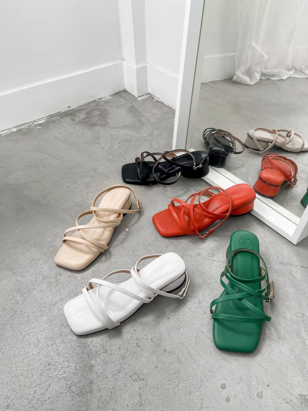 รองเท้าส้นสูงกำลังดี 1.5 นิ้ว ใส่เดินไม่เมื่อย มีสายรัดข้อ ใส่ได้หลายโอกาส พื้นปูฟองน้ำหนาพิเศษ นุ่มมากๆ สายรัดข้อเป็นตะขอเกี่ยว ใส่ง่ายค่า