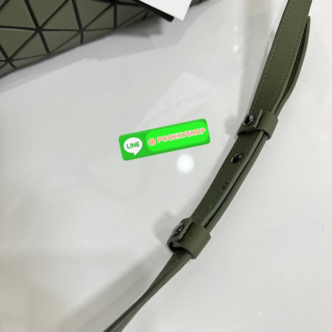Bao Bao issey Miyake Tonneau Small Matte Bao Bao Issey Miyake รุ่น TONNEAU (ทอนโนะ) กระเป๋าทรง Boston Bag ที่โดดเด่นด้วยลายแพทเทิร์น 3 เหลี่ยมด้านเท่าเรียงต่อกัน ทำให้กระเป๋าใบนี้มีความโดดเด่นทั้งในเรื่องของดีไซน์ที่ทันสมัย และการใช้งานที่ครบทุกฟังก์ชั่น