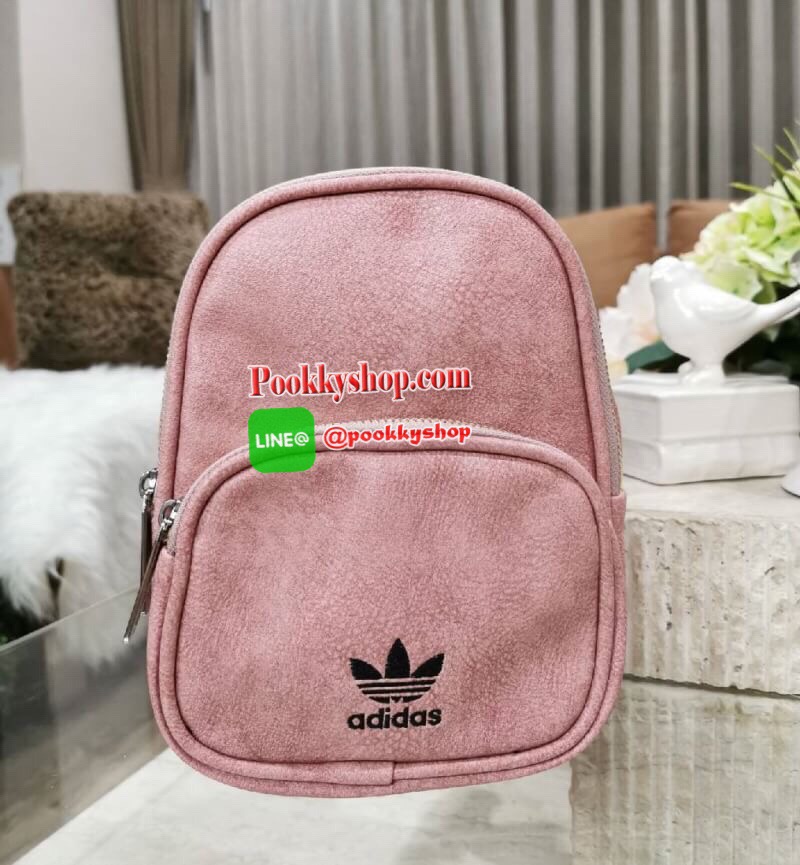 Don’t Miss! NEW ARRIVAL! ADIDAS MINI BACKPACK กระเป๋าเป้สไตล์ Sport ขนาดมินิ กำลังน่ารัก น้ำหนักเบา หนังสวยอยู่ทรงด้านหน้ามีโล้โก้และช่องซิป เปิดปิดด้วยซิปสะดวกใช้ หัวซิปแบรนด์ ภายในมีโลโก้และช่องใส่ของ มีหูจับถนัดมือ สายสะพายเลื่อนปรับระดับได้ ไอเท็มใหม่