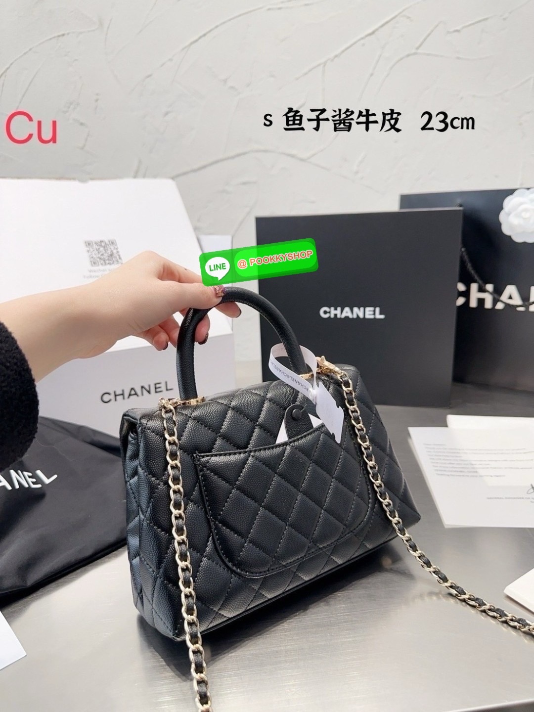 CHANEL Coco Small Top Handle Bag กระเป๋าสะพายสุดคลาสสิค สวยหรูพร้อมมือจับในตัว อะไหล่ทองสวยมาก มาพร้อมกล่อง อปก ครบเซ็ท รอบนี้จัดราคาพิเศษสุดคุ้มค่ะ โดดเด่นและดูแพง ไม่อยากให้พลาดเลยน้า