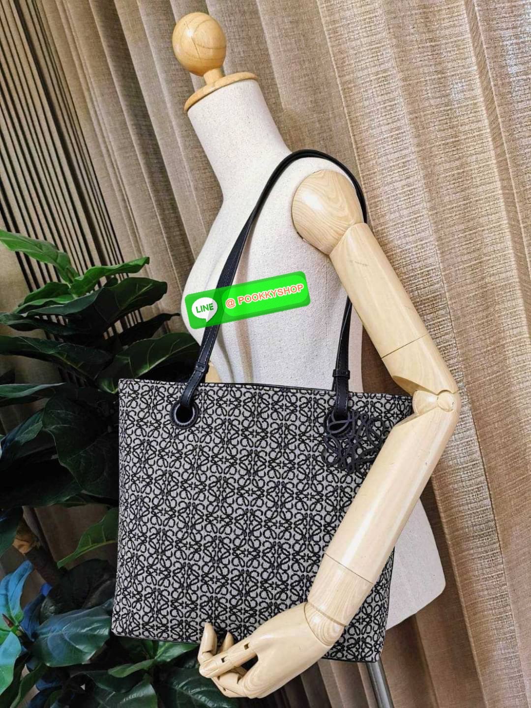 ✴️NEW ARRIVAL!✴️LOEWE ANAGRAM TOTE BAG VIP GIFT WITH PURCHASE GWP พรีเมี่ยมกิ๊ฟ Limited จาก LOEWE PERFUME DUTYFREE ไอเท็มใหม่! ดีไซน์สวยคงเอกลักษณ์ด้วยวัสดุ Anagram Canvas Jacquard Fabric ผสมผสานหนังแท้ Calfskin ลงตัวสุดคลาสสิค ขนาดกำลังดี น