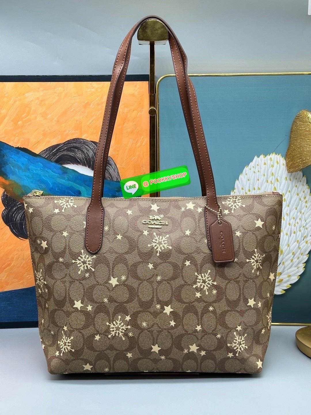 COACH CN626 – City Tote With Horse & Carriage Logo • กระเป๋าทรง Tote รุ่นยอดนิยม จุของได้เยอะ ใช้งานง่าย • วัสดุ Signature Coated Canvas • ด้านหน้าพิมพ์โลโก้ Horse & Carriage ขนาดใหญ่ สีสดใส เพิ่มลูกเล่นโดดเด่น