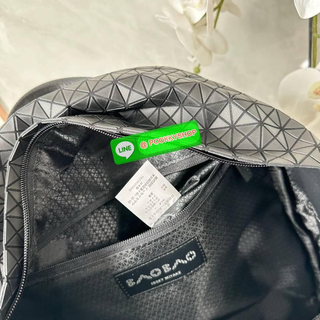 BAO BAO ISSEY MIYAKE KURO DAYPACK BACKPACK 🔖กระเป๋าเป้รุ่นฮอตทรงเรขาคณิตที่สุดในญี่ปุ่น KURO ภาษาญี่ปุ่นคือมาความเก๋ไก๋ เป็นกระเป๋าเป้ที่น้ำหนักแต่สามารถรับน้ำหนักได้ดี 🔖วัสดุ โพลียูรีเทน(Polyurethane) น้ำหนักเบา มีความแข็งแรง 🔖เปิ