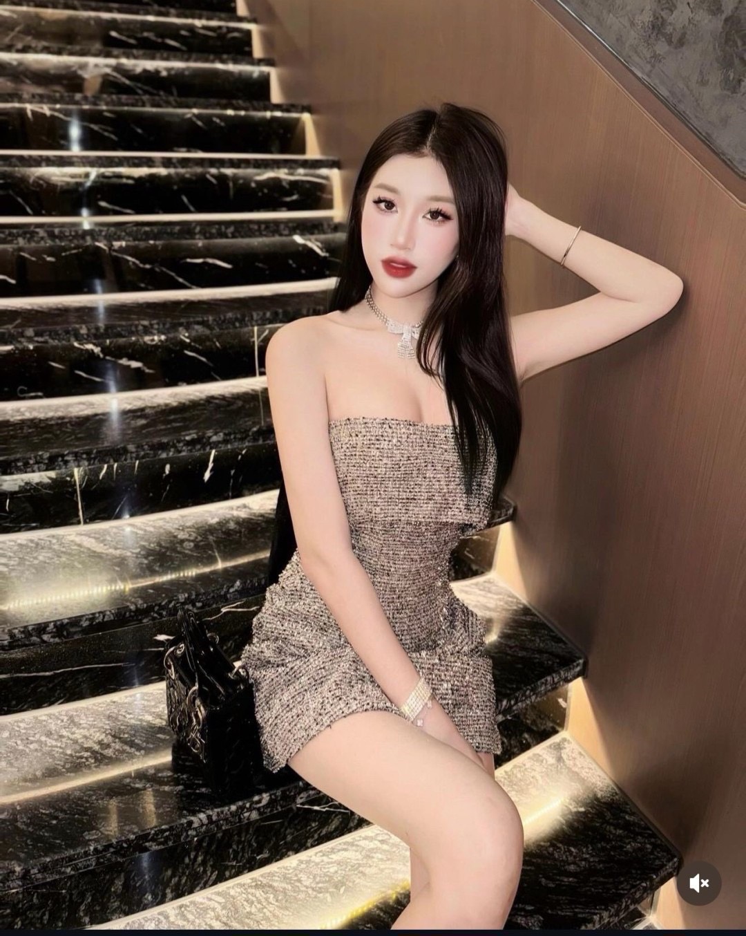 เดรสแฟชั่น ชุดเดรสเกาะอก งานผ้าคล้ายๆผ้าทวีตมีดิ้นเงินทั้งขุด