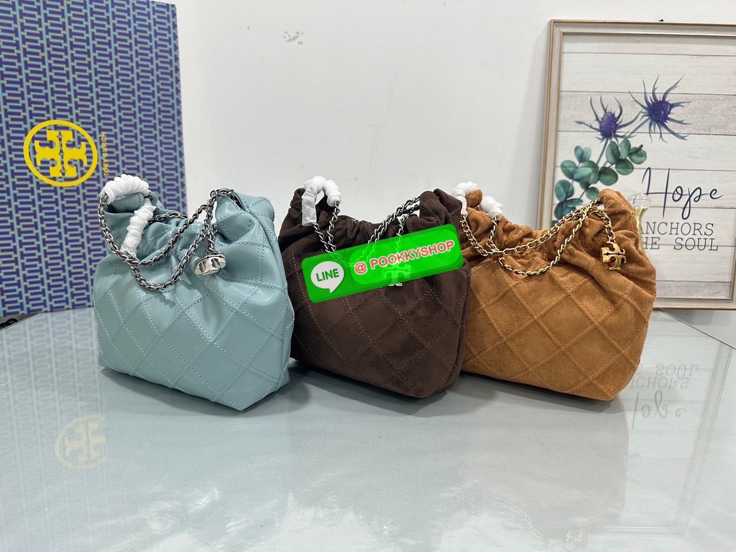 Tory Burch Fleming Drawstring Bag ผลิตจากหนังนิ่ม ตกแต่งด้วยลายไดมอนด์และสายโซ่
