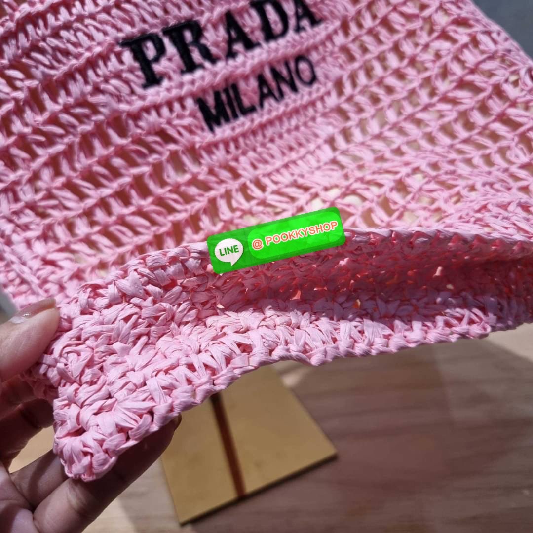 PRADA RAFFIA TOTE BAG สวยไม่ซ้ำใคร สไตล์บีช เหมาะมากกับการสะพายไปเที่ยวทะเล หรือจะใช้ในวันสบายๆก็ตอบโจทย์ กับกระเป๋าสะพายสานใบใหญ่ ตัวกระเป๋าเป็นวัสดุสังเคราห์จากธรรมชาติ สานทอเต็มใบออกมาเป็นลวดลายสวยงาม มีกระเป๋าซับในให้ สำหรับใส่ของเป็นสัดส่วน และรูดปาก