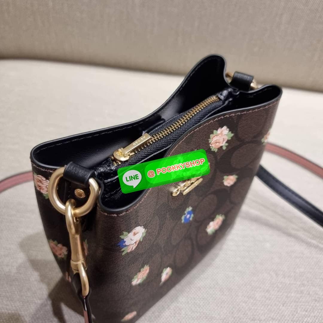 COACH 7267 MINI TOWN BUCKET BAG WITH BUFFALO PLAID PRINT คอลเลคชั่นใหม่ล่าสุด!! น้องสาวคนสวยมาแล้วจ้า สีแดงโดดเด่นต้อนรับเทศกาลคริสต์มาส 🎅🎄 กระเป๋าบัคเก็ต ไซส์มินิ ใบจริงน่ารักม้าก!! น่าใช้แบบที่สุด วัสดุหนังแคนวาสเคลือบลาย สวยคม เปิด-ปิดด