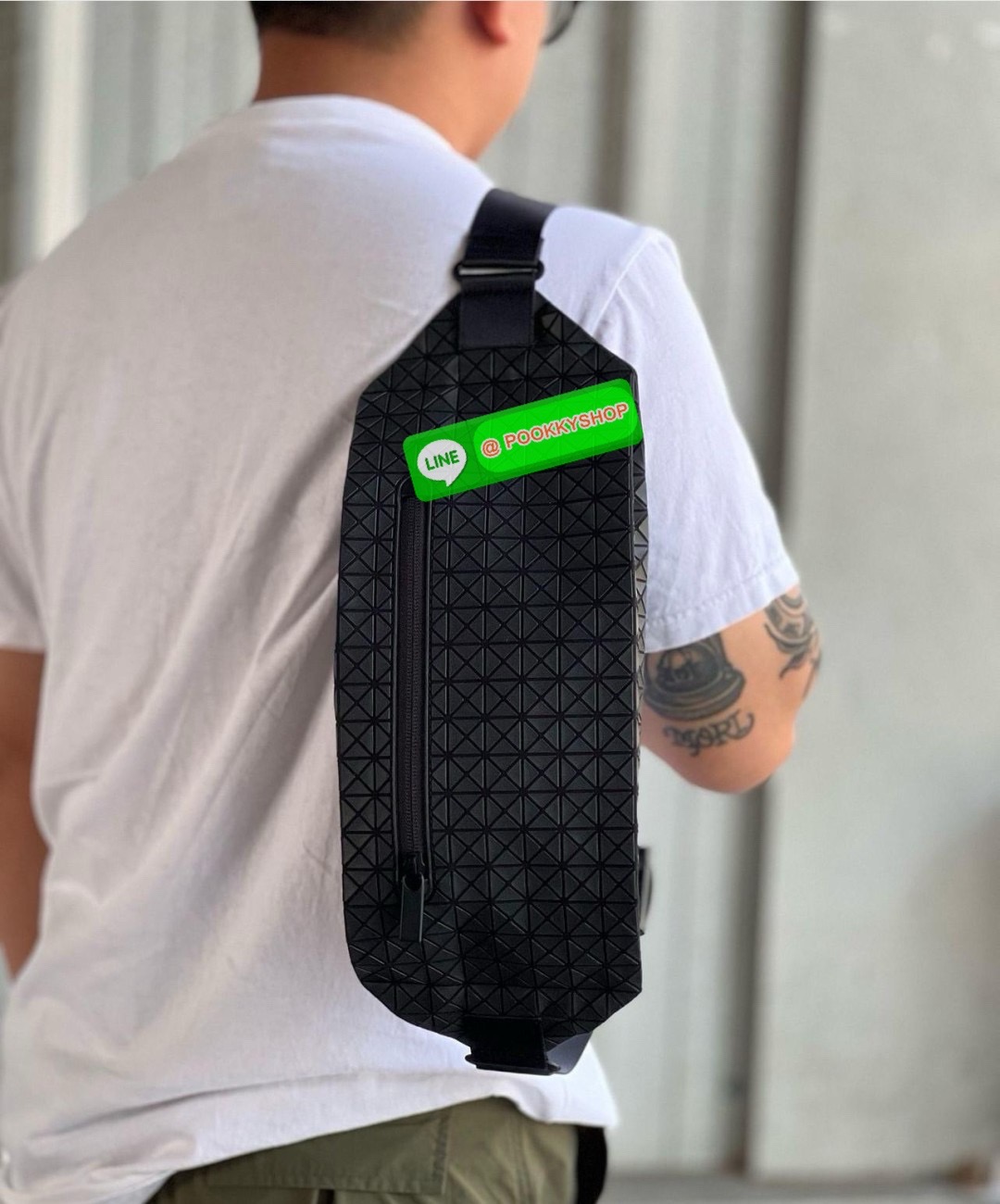 BaoBao Issey Miyake baton belt bag 🔖กระเป๋าคาดเอว/คาดอก เอกลักษณ์โดดเด่นตลอดทั้งใบ สุดเทห์ น้ำหนักเบาพกพาสะดวก 🔖วัสดุ: โพลียูรีเทนผสมหนัง 🔖เปิด-ปิดแบบซิปบน และมีช่องซิปด้านหน้า ภายในมีช่องแยกสัดส่วน 2 ช่อง ซับในผ้าไนลอน 🔖สา