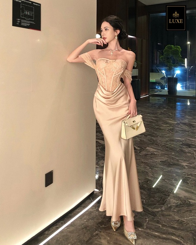 เดรสแฟชั่น เดรสเสื้อเกาะอกผ้าลูกไม้โครเชต์ แต่งผ้าคล้องแขน ผ้านุ่ม ยืดหยุ่นเล็กน้อย