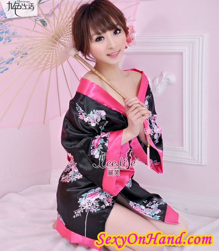 ชุดยูกาตะ กิโมโน เสื้อคลุมญี่ปุ่น ชุดแฟนซี กิโมโนสั้น กิโมโนเซ็กซี่ พื้นดำ ลายดอกชมพู แซมม่วงและเขียว แต่งขอบแถบชมพูเข้ม พร้อมโบว์สำเร็จและสายคาด สีชมพูเข้ม พร้อมสายคาดเอวสีชมพู ติดโบว์ สวยน่ารักมากๆค่ะ