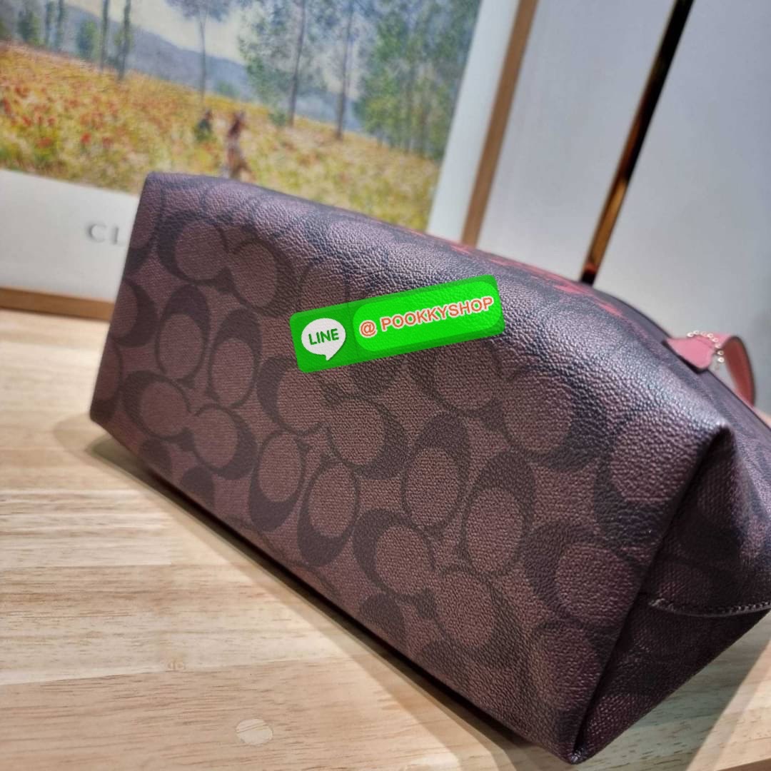 COACH CN183 MINI CITY TOTE IN SIGNATURE CANVAS WITH HORSE AND SLEIGH 🔆 Details รุ่นขายดี กับดีไซน์ใหม่ต้อนรับเทศกาลคริสต์มาสและปีใหม่ กระเป๋าทรงโท้ท ไซส์มินิ น่ารักน่าใช้แบบสุดๆ กะทัดรัด พกพาสะดวก ภายในโล่งกว้าง
