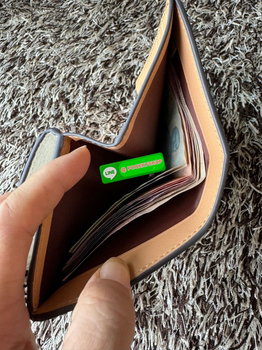 COACH MEDIUM CORNER ZIP WALLET IN SIGNATURE CANVAS กระเป๋าสตางค์ขนาดกลางที่ถือว่าเป็นไอเทม Must Have ของทุกเพศทุกวัยที่ต้องพกติดตัวไว้ตลอดเวลา เพราะนอกจากจะช่วยจัดเก็บเงิน บัตรประชาชน บัตรเครดิตและต่าง ๆ ให้เป็นระเบียบเรียบร้อยยังต้องคำนึงถึงประโยชน์ใช้สอ