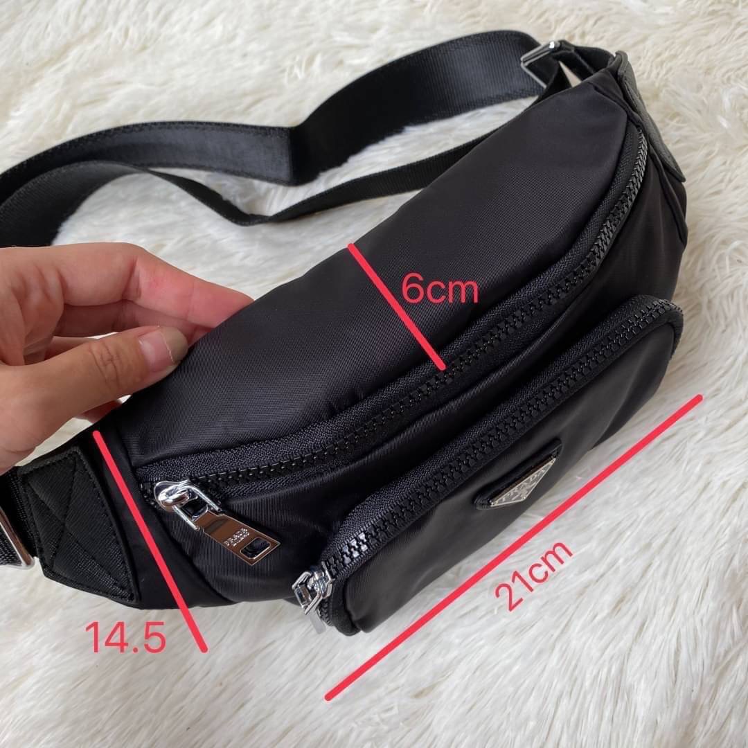 พร้อมส่งค้าา กระเป๋าคาดอก จากแบรนด์ Prada วัสดุทำจากผ้าNylon อย่างหน้า อยู่ทรงสวยเลยคะ ขนาดกะทัดรัด ใส่มือถือ บัตรเครดิต ได้เหลือๆ ด้านหน้ามีช่องซิปแยกให้คะ ด้านในบุผ้าลายแบรนด์อย่างดี มีป้ายโลหะแบรนด์ พร้อมช่องใส่ของแยกอีกด้วยคะ อะไหล่เงินทั้งใบ รุ่นนี้แ