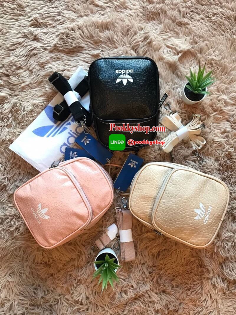 (สายสะพายสองเส้น/ถุงผ้าถุงซิปแบรนด์) ADIDAS AUTHENTIC IP MINI BACKPACK กระเป๋าที่เปลี่ยนได้ถึง3ลุคช์ ซึ่งเป็นได้ทั้งเป้ สะพายครอสบอดี้ หรือจะถือเก๋สุดๆ วัสดุหนังpu แต่งลายหนังด้านหน้า หนังนิ่มถือจับสบายมือ มีช่องซิปใช้งาน2ช่อง ใส่กระเป๋าสตางค์ยาว/โทรศัพท์