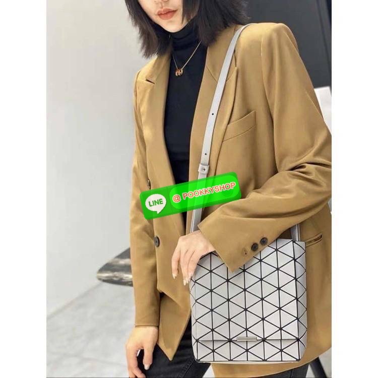 💕Baobao Issey Miyake Off-White Flap Messenger Bag(Large) สำหรับใครที่ต้องการใช้งานแบบเน้นการเคลื่อนไหวที่คล่องตัว แนะนำรุ่นนี้เลยคะ มาพร้อมแผ่นรูปทรงสามเหลี่ยมอันโดดเด่นแฝงไปด้วยความทันสมัยบ่งบอกถึงความเป็นเอกลักษณ์ของแบรนด์ได้เป็นอย่างดี ซึ่งสายส