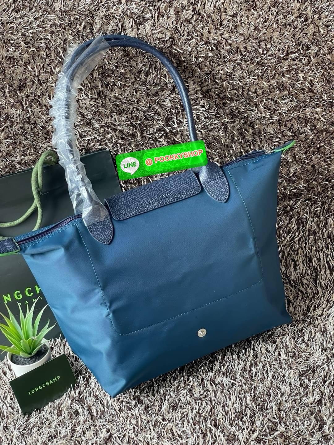 LONGCHAMP LE PLIAGE GREEN Shoulder bag S กระเป๋าใบนี้ดึงดูดใจคุณด้วยรูปทรงมินิมอลและกะทัดรัด หูกระเป๋าที่ยาวช่วยให้คุณสะพายไหล่ได้อย่างสบาย การปิดด้วยซิปช่วยให้มั่นใจได้ว่าสิ่งของทั้งหมดของคุณปลอดภัย Longchamp ดึงแรงบันดาลใจจาก origami สร้าง LE Pliage Gre