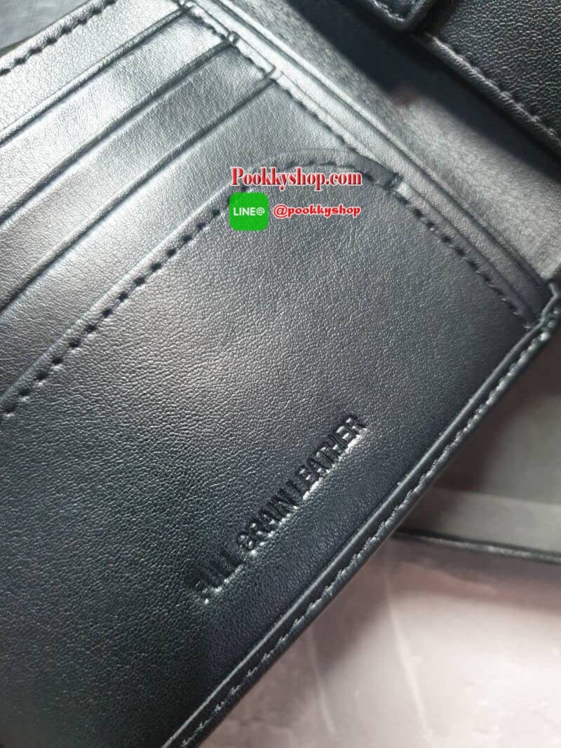 Calvin Klein Short Wallet with Key Set กระเป๋าสตางค์ใบสั้น Set สุดคุ้ม ซื้อ 1 ได้ถึง 2 : กระเป๋าสตางค์+พวงกุญแจ กระเป๋าสตางค์ใบสั้นแบบพับหนังวัวแท้ มาพร้อมพวงกุญแจ กระเป๋ามีน้ำหนักเบา ประดับโลโก้ด้านหน้ามุมขวาล่างปั้มนูน ภายในมีช่องใส่บัตร ใส่ธนบัตร ใส่เห