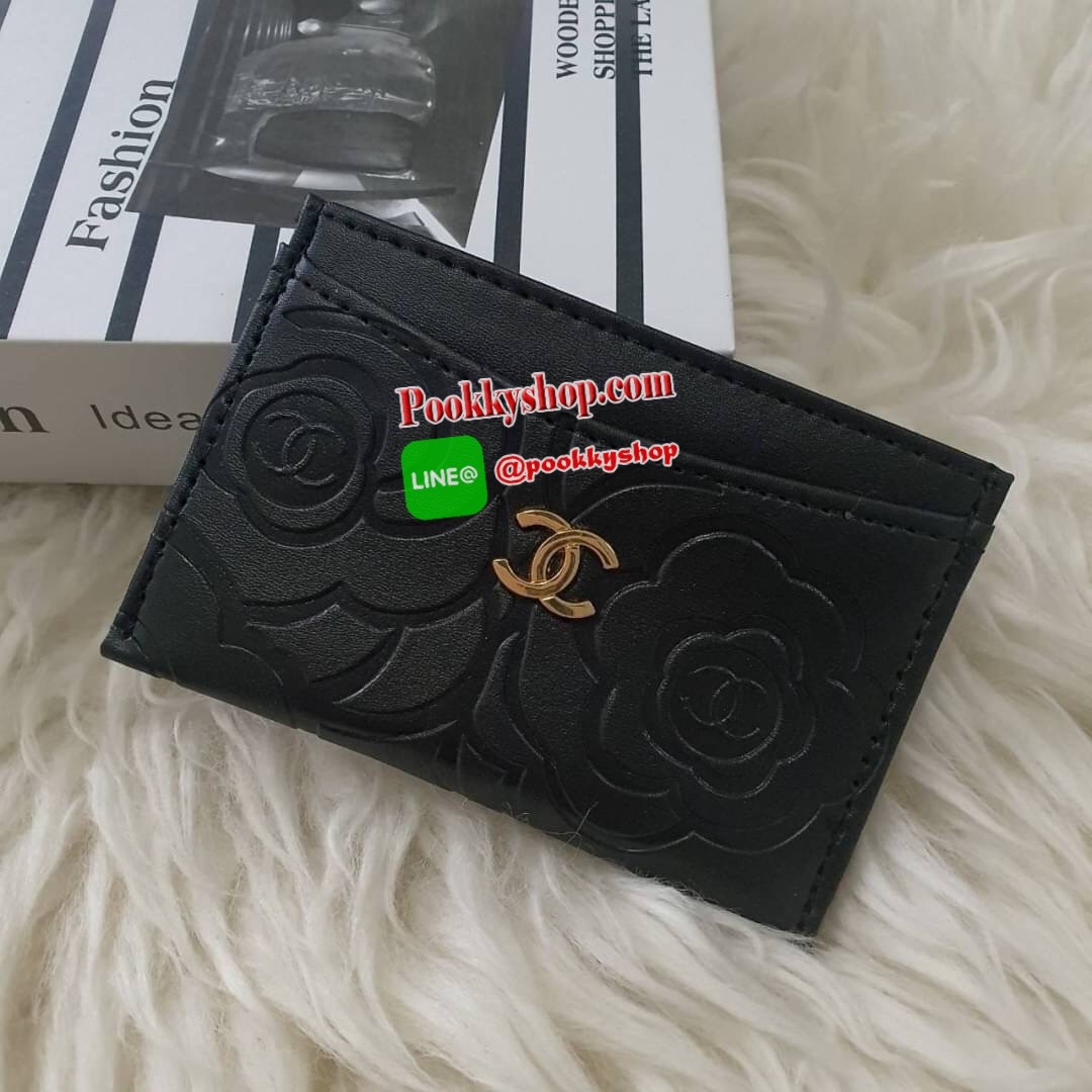 New Arrival! งานหรูเว่อวัง พร้อมส่งคะ Chanel Card Holder in Black(GWP) 💳 จากพรีเมี่ยมกิ้ฟแบรนด์หรูอย่าง chanel ดีไซน์สวยเก๋ หนังเรียบสีดำปั้มลายดอกคามิเลีย ประดับ Logo brand อะไหล่ทอง ขนาดกำลังน่ารัก ด้านในปั้ม Made in Italyและโลโก้แบรนด์ ใส่บัตรไ