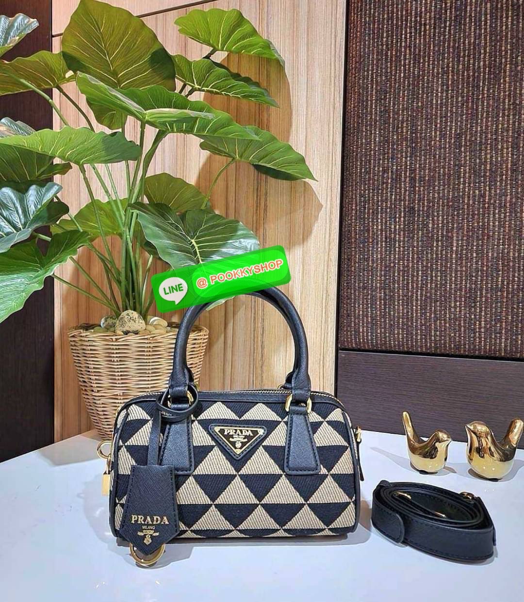 ✴️ห้ามพลาด!✴️PRADA FABRIC MICRO BAG VIP GIFT WITH PURCHASE (GWP) กระเป๋าพรีเมี่ยมกิ๊ฟ Limited จาก PRADA DUTYFREE COUNTER โดดเด่นที่วัสดุ Jacquard Fabric Micro ดีไซน์สวยคลาสสิคขนาดกำลังดี หูกระเป๋าประดับTagแบรนด์ถอดออกได้ ภายในมีโลโก้ ใส่มือถ