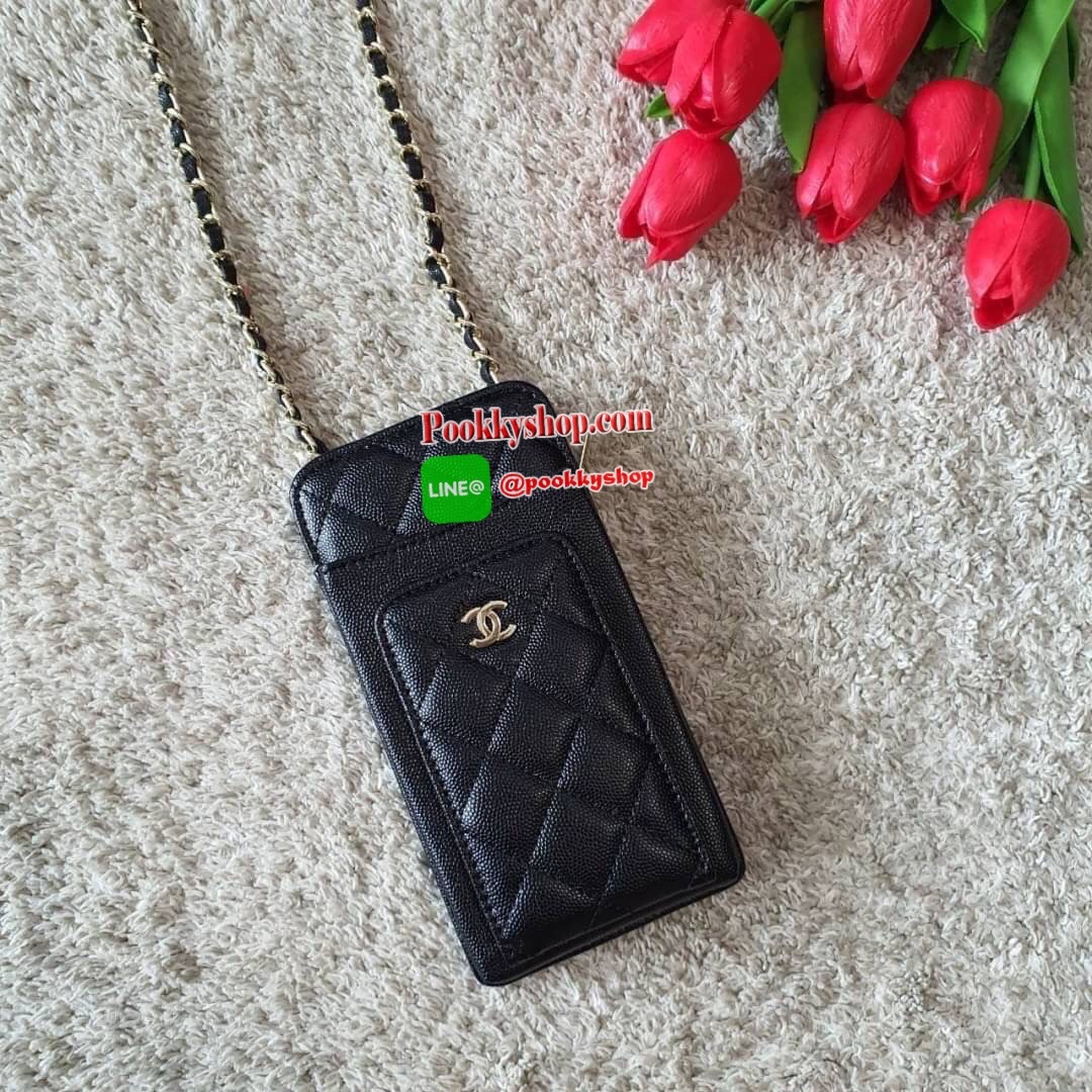 NEW ARRIVAL!! CHANEL VIP GIFT WOC BAG กระเป๋าสตางค์คล้องคอ/ Crossbody ที่กำลังมาแรงมาในตอนนี้ ตัวกระเป๋าเป็นกระเป๋าสตางค์หนังพียูลาย CAVIER อะไหล่ทองทั้งใบ ด้านหน้าใส่ iphone+ ได้ เปิดปิดด้วยกระดุมแม่เหล็ก สามารถใส่บัตรได้อีก4ใบด้านใน พลิกมาด้านหลังมีช่อง