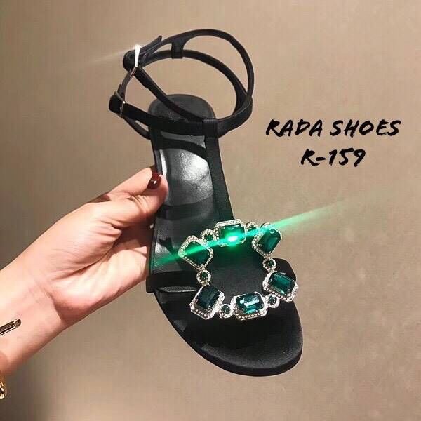 ใครรออยู่ ... ด่วน!!!เลยจ้า สวยถูกมาก... 2019 New Shoes ... รองเท้าโรเจอร์ เพชรเขียว รองเท้า พร้อมส่ง ... รองเท้าแบบใหม่ล่าสุด โรเจอร์เพชรเขียว แบบปังมาก กนะตอบรับใส่สวย สูง 3 นิ้ว งานรัดส้น สายตะข้อเกี่ยว ปรับระดับขนาดได้งานเพชรอลัง สวยสมัยใหม่จ้า