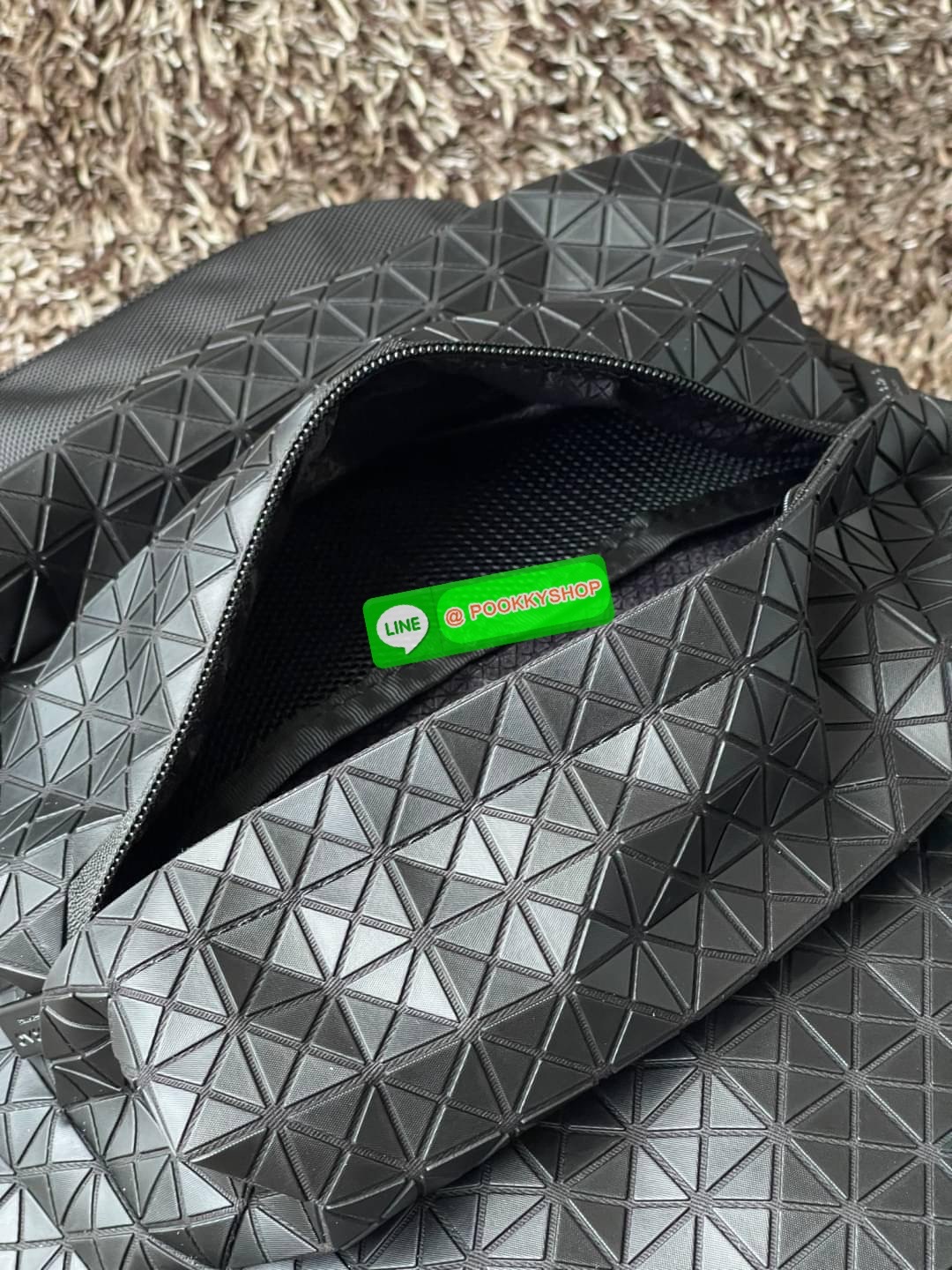 Bao Bao Issey Miyake Daypack geometric backpack กระเป๋าเป้ทรงคลาสสิก รองรับน้ำหนักได้ดี เหมาะกับการเดินทาง เป้สะพายหลังรุ่น Daypack One-Tone Backpack มาในรูปทรงกระเป๋าเป้สุดคลาสสิก โดดเด่นด้วยการออกแบบที่เป็นเอกลักษณ์ วัสดุสามเหลี่ยมขนาดเล็กพิเศษ ได้กลิ่น