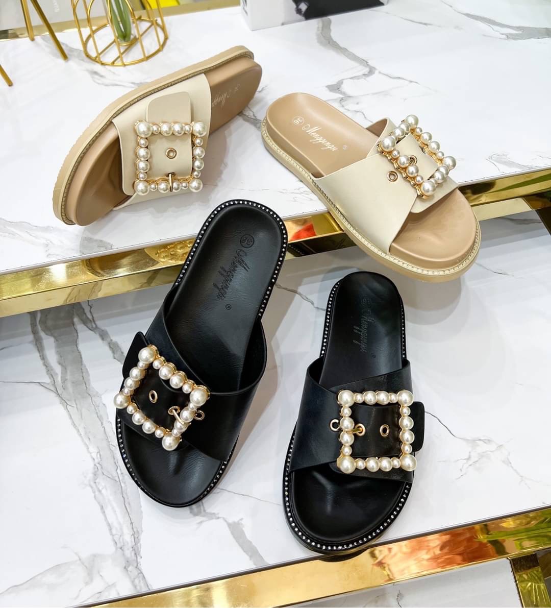 รองเท้าแตะรุ่นนี้บอกเลยว่าสวยมาก ด้านหน้ามีมุกประดับเป็นทรงสีเหลี่ยม ด้านข้างของรองเท้ายังมีเพรชเล็กๆติดรอบรองเท้าคือเริ่ดมาก เป็นรองเท้าแตะที่ไม่เหมือนใครมีดีเทล คู่นี้พลาดไม่ได้เลยนะคะ