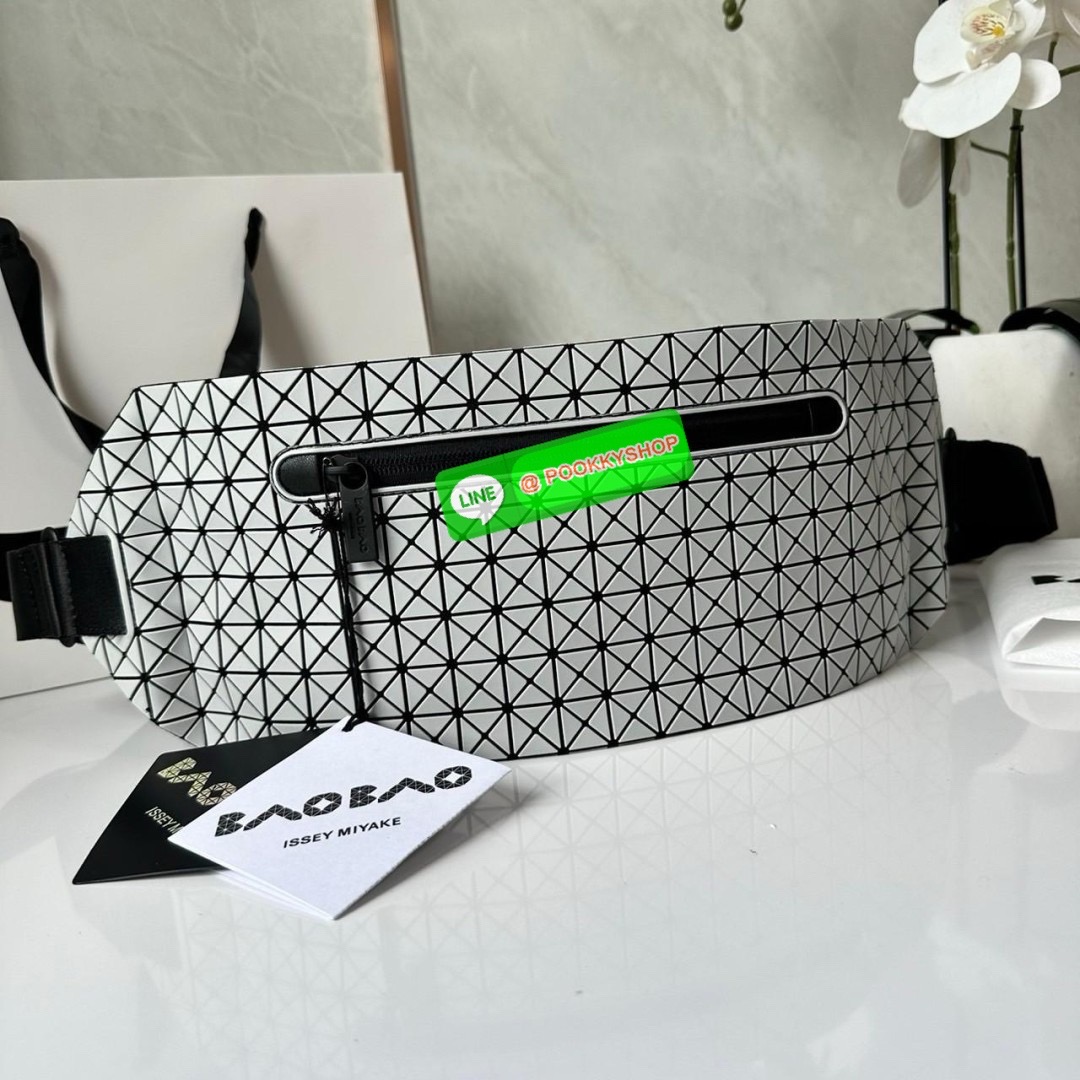 BaoBao Issey Miyake baton belt bag 🔖กระเป๋าคาดเอว/คาดอก เอกลักษณ์โดดเด่นตลอดทั้งใบ สุดเทห์ น้ำหนักเบาพกพาสะดวก 🔖วัสดุ: โพลียูรีเทนผสมหนัง 🔖เปิด-ปิดแบบซิปบน และมีช่องซิปด้านหน้า ภายในมีช่องแยกสัดส่วน 2 ช่อง ซับในผ้าไนลอน 🔖สา