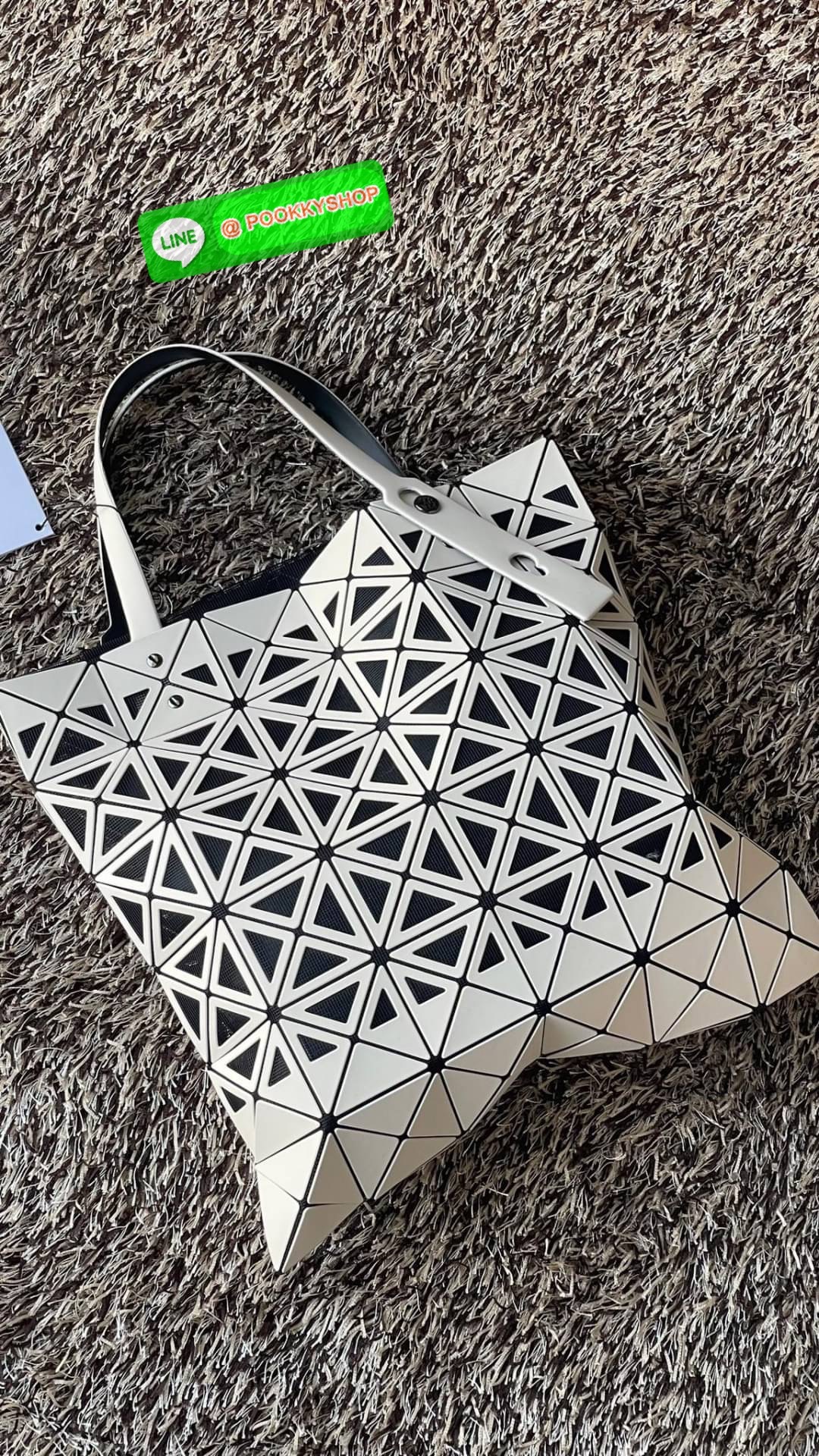 Baobao issey miyake frame tote 6x6 กระเป๋าที่มองทะลุได้เหมือนตะกร้าและให้ความรู้สึกสดชื่น รูปลักษณ์ที่ดูเหมือนมองทะลุได้มากกว่าที่เคยถูกสร้างขึ้นโดยการนำชิ้นส่วนสามเหลี่ยมออกให้กลวงและเหลือไว้เพียงกรอบเท่านั้น ขนาดกำลังดี สามารถใส่ของมีค่าได้ เช่น กระเป๋า