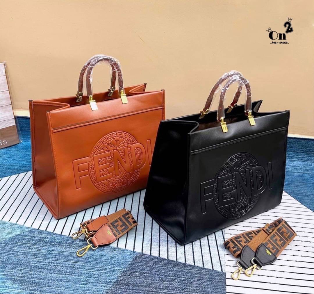 FENDI Shopping bag FENDI ทรง shoppingใบใหญ่ อะไหล่สีทองหรูหรา ใช้งานได้ทุกลุค เกรดงานสวย งานชนชอป ใช้ได้ Everyday Look เลยค่า