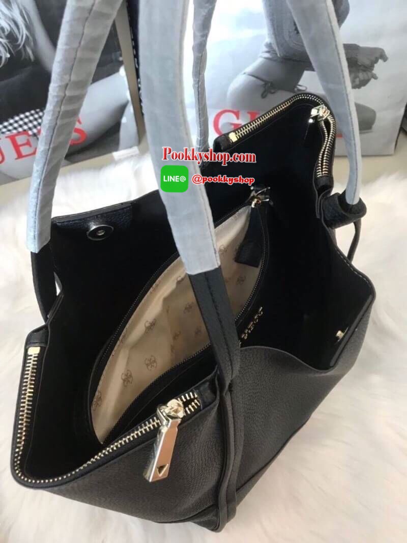 GUESS HEIDI HAMMERED EFFECT BAG 2 in 1กระเป๋าสะพายจาก Guess factory วัสดุ PU คุณภาพดี นิ่ม น้ำหนักเบา ด้านหน้าประดับด้วยโลโก้แบรนด์สุดหรู เปิดปิดกระเป๋าด้วยกระดุมแม่เหล็กและซิป ด้านในโล่งกว้างมีช่องสำหรับใส่ของด้านข้างกระเป๋าเพิ่มอีก2ช่องใช้งาน รุ่นนี้มาพ