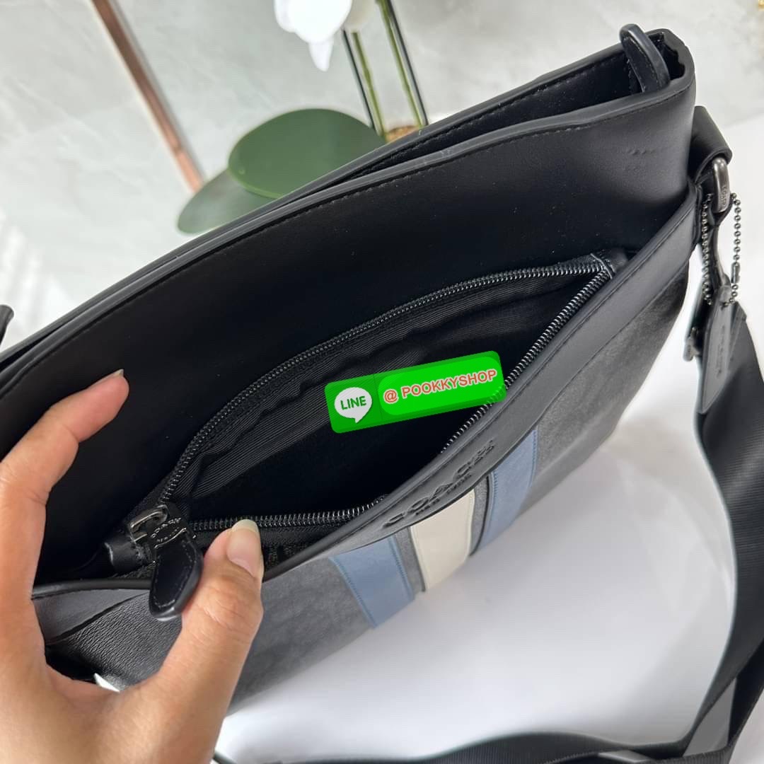 COACH F26068 CHARLES CROSSBODY IN SIGNATURE CANVAS WITH VARSITY STRIPE 🔖กระเป๋าสะพายและคอสบอดี้ โดดเด่นด้วยแทบตัดสีฟ้า 🔖วัสดุ:หนังแคนวาสตัดหนังแท้ 🔖เปิด-ปิดด้วยซิป ภายในมีช่องลับ 2 ช่อง มีช่องซิปแยก 🔖สายสะพายสามารถปรับระดับ