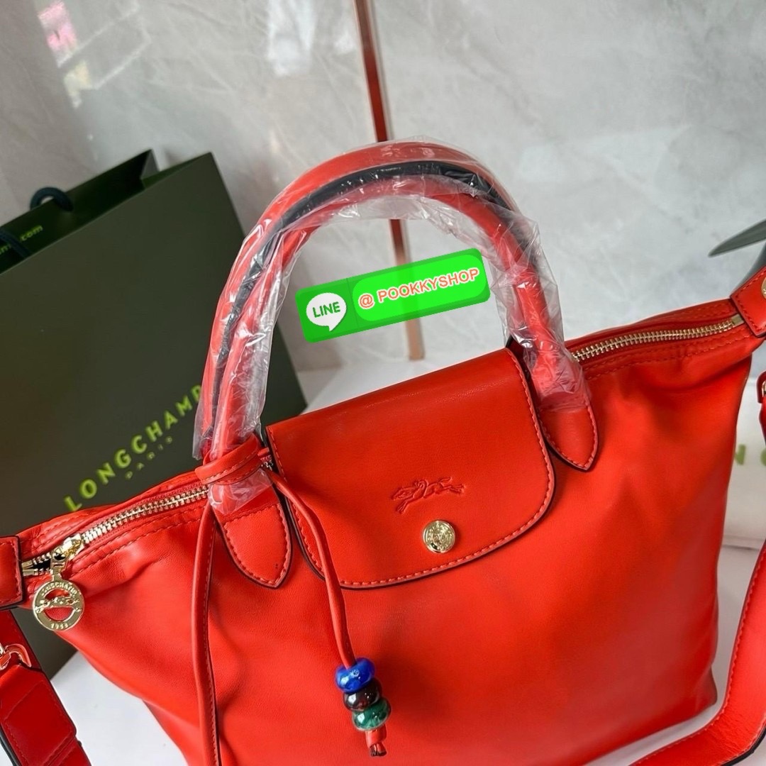 LONGCHAMP Le Pliage Xtra L Leather Handbag 🔖กระเป๋าสะพายคอสบอดี้ รุ่นใหม่โด่ดเด่นลูกเล่นของลูกปัดห้อยสีสันสดใส ทำให้กระเป๋าดูมีลูกเล่นมากขึ้น 🔖วัสดุ : หนังวัวทั้งใบนิ่มน่าสัมผัส 🔖เปิด-ปิดแบบกระดุมแป็ก มีซิปปิดปากกระเป๋าอีกชั้น ป้อง
