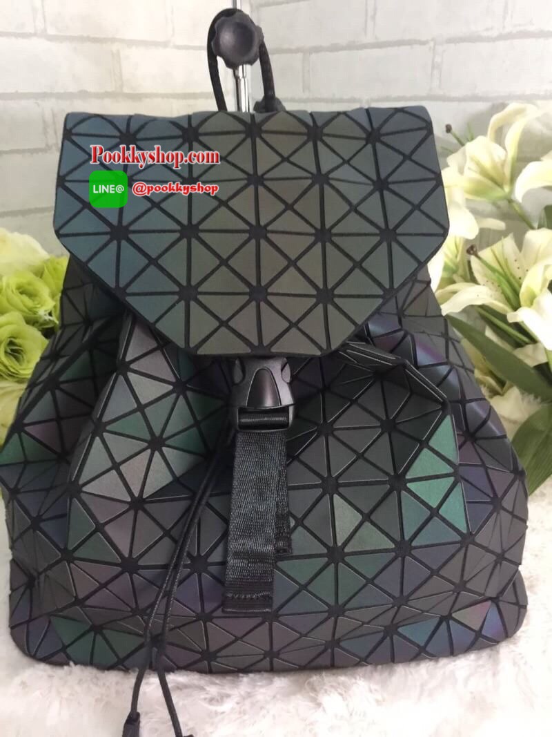 กระเป๋าเป้ Bao Bao Backpack. Geometric Backpack Luminous Backpacks Holographic Reflective Bag Shard Lattice Luminous Rucksack Lingge ใบใหญ่จุของได้เยอะ นำ้หนักเบา ตามสไตล์ BAO BAO ISSEY MIYAKE เปลี่ยนสีได้แสงแฟลช หรือแสงไฟ สะพายเก๋ๆ ใช้งานได้คล่องตัว วัสด