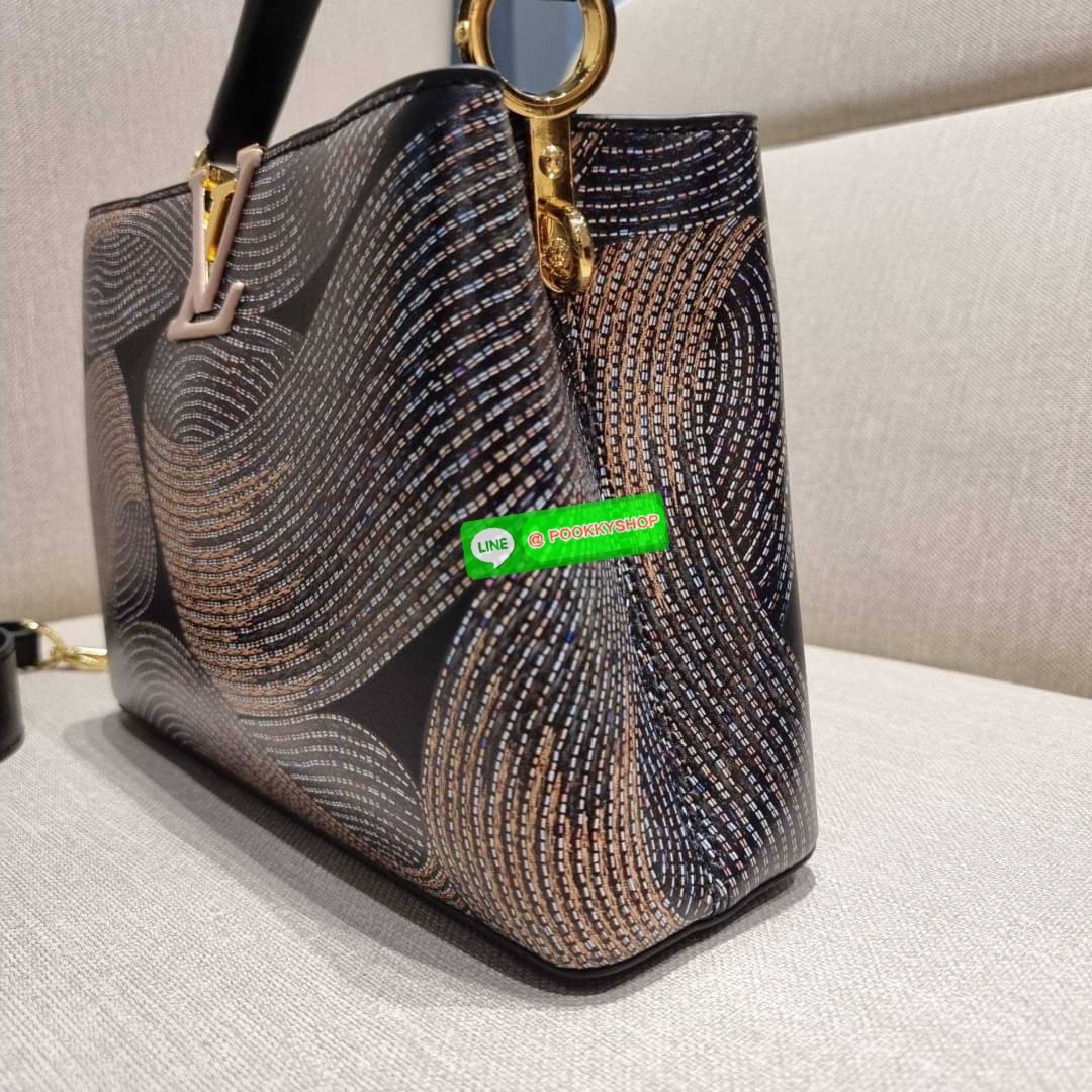 NEW IN!! LV capucines top handle วีไอพีพรีเมี่ยมกิ๊ฟจากเคาน์เตอร์ ที่สุดของความสวยในราคาเบาๆ กระเป๋าถือสุดหรู ดีไซน์ทรงคลาสสิค พร้อมลวดลายหรูหรา มาพร้อมหูจับในตัว ด้วยรูปทรงวินเทจและวัสดุหนังแท้ ขับผิว ทำให้ไอเท็มนี้สะกดทุกสายตาจริงๆ และยังมีลูกเล่นที่ฝาป