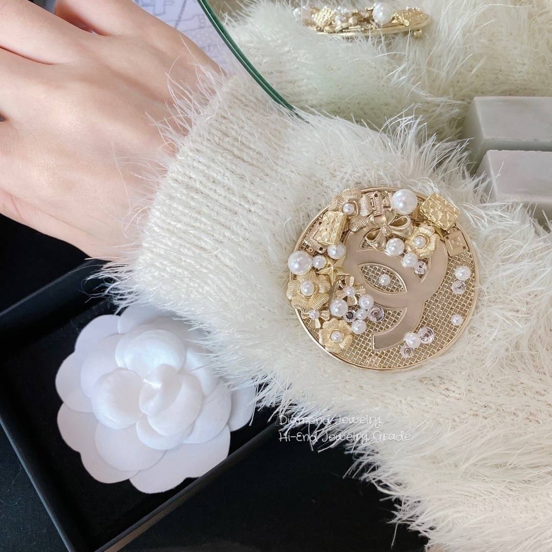Super Hi-End Quality !!! ((งาน 1:1 เกรดดีที่สุดในท้องตลาด)) Chanel Brooch เข็มกลัดมุกชาแนล งานไฮเอน 1:1 ค่ะ ชนช็อปเป๊ะๆ หรูหราไฮโซ ดูดี งานสวยมากกกกกทุกแบบคะ ซื้อไปไม่ผิดหวังแน่นอนคะ กลัดเพิ่มมูลค่าชุดเก่งได้เยอะเลยจ้า