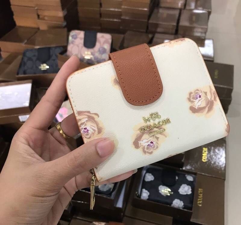 Hot รุ่นขายดี กระเป๋าสตางค์ Coach สองพับ •งานเกรดพรีเมี่ยมปั้มทุกจุด ติดโลโก้ปั้ม Coach ด้านใน 1 ช่องใส่เเบงค์ 1 ซิป ภายในมี 2 ช่อง งานสวย เนี๊ยบสุด อุปกรณืกล่องเเบรนด์