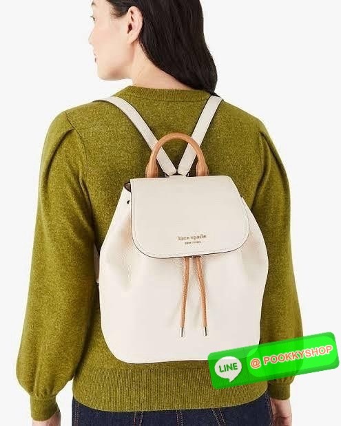 KATE SPADE NEW YORK Sinch Pebbled Leather Medium Flap Backpack กระเป๋าสะพายเป้หนังนิ่มลายหนังสวย ด้านหน้าตกแต่งด้วยชื่อแบรนด์ มีช่องซิปเล็กด้านข้างกระเป๋า 1 ช่อง ช่องใหญ่เปิด-ปิดด้วยตัวรูด ด้านในโล่งกว้างจุของได้เยอะมาก และมีช่องซิปใส่ของจุกจิกค่ะ