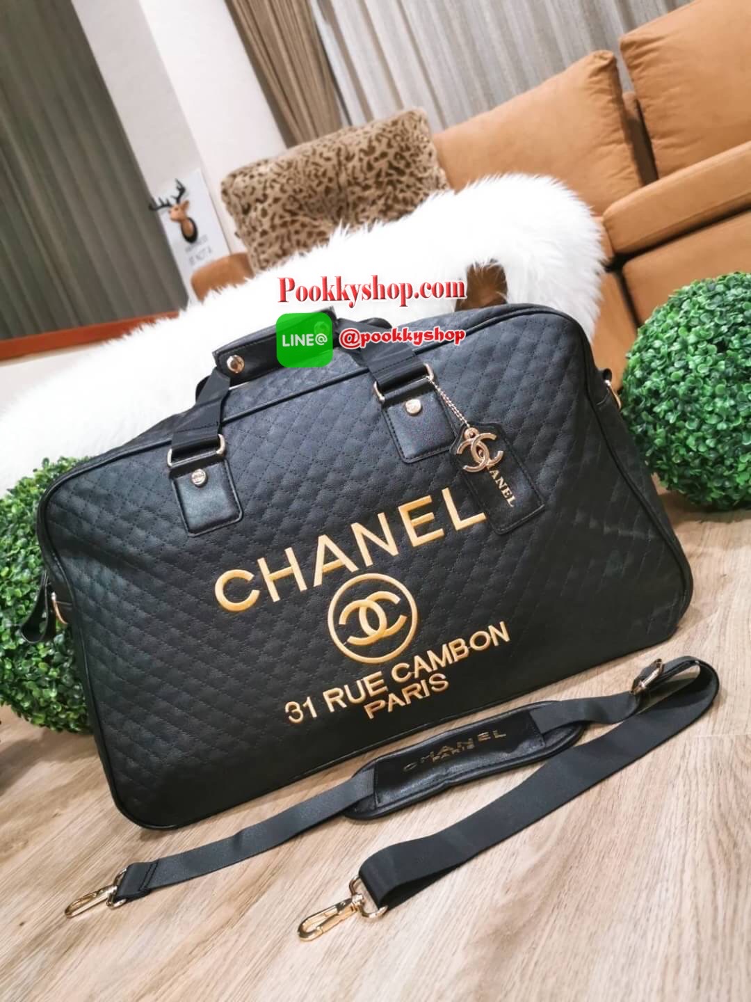 พร้อมส่งรุ่นยอดนิยมค่ะ! Hot! Chanel VIP Gift Large Travel Bag กระเป๋าใบใหญ่ Gift With Purchase (GWP) รุ่นใหม่ล่าสุด Limited Edition พรีเมี่ยมกิ๊ฟของเเท้จาก Chanel Counter ดีไซน์ทรงเหลี่ยมวัสดุหนังลายตารางเนื้อหนาสีดำกันนำ้ดูแลรักษาทำความสะอาดง่าย เปิดปิดด
