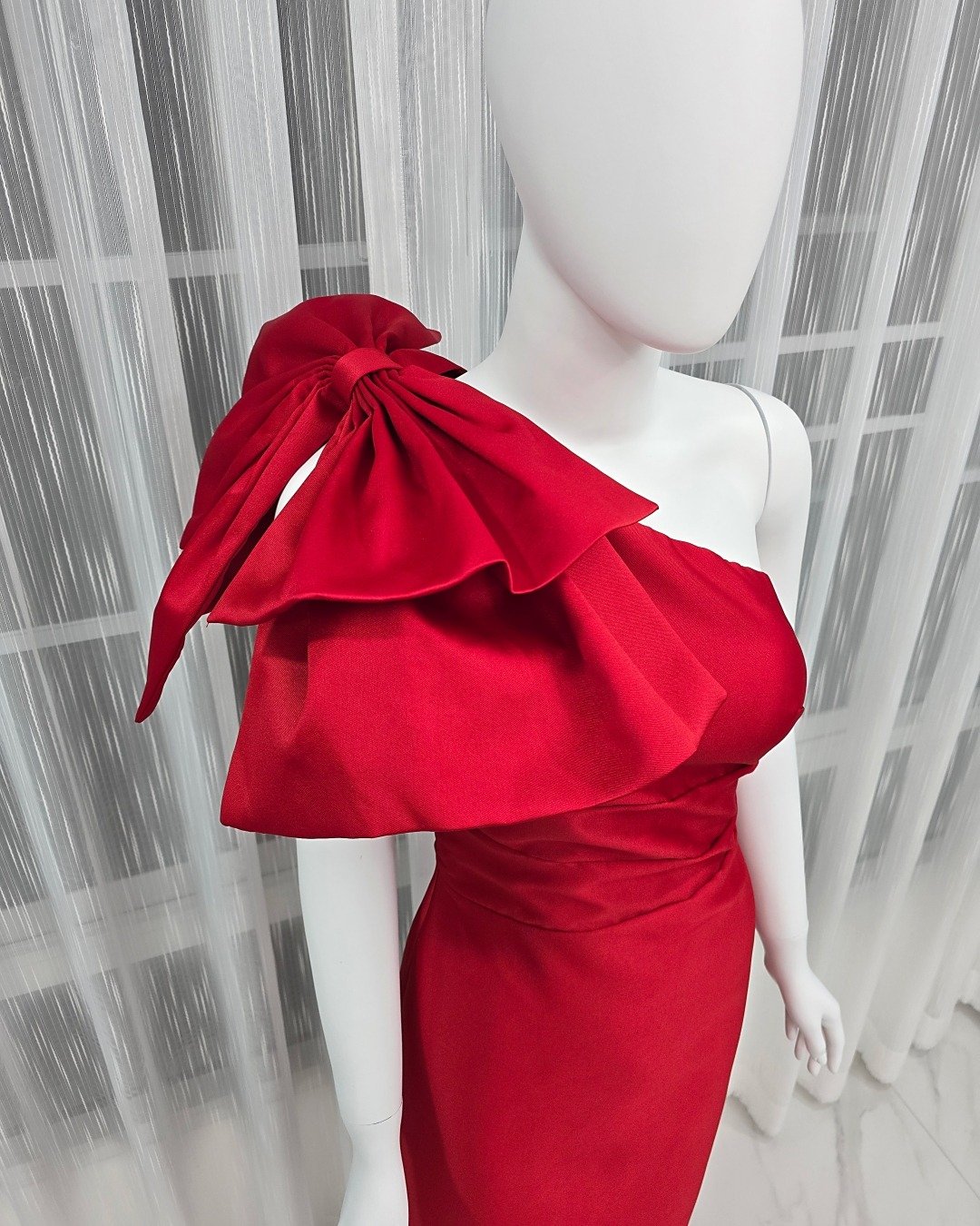 เดรสแฟชั่น เดรสเสื้อไหล่เดียวแขนกุด กระโปรงยาวทรงตรง แต่งโบว์ไซส์ใหญ่ที่ไหล่ขวา