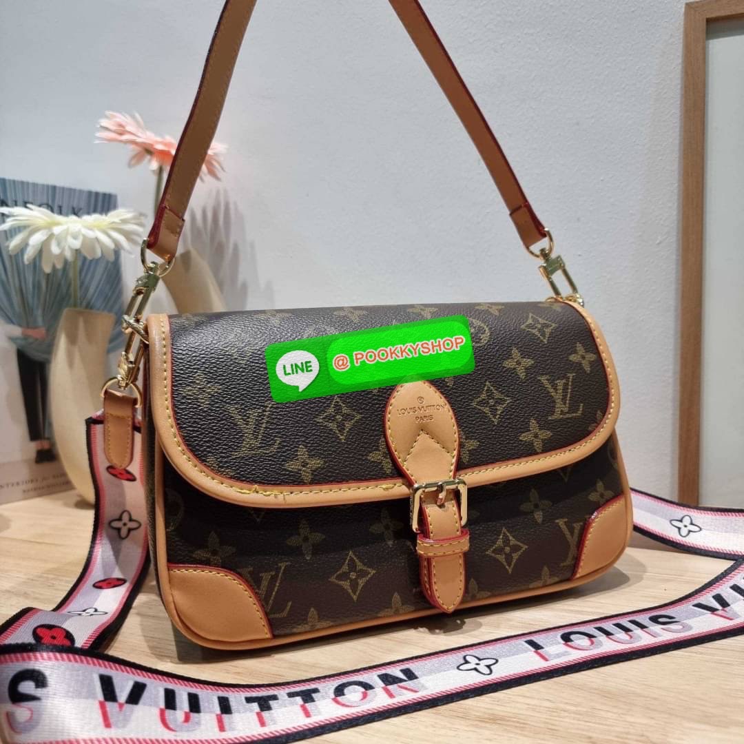 LV DIANE BAG 🔆 Details กระเป๋ามัลติฟังก์ชั่นสุดคุ้มจากเคาน์เตอร์ dutyfree ที่ดีไซน์ออกมาน่ารักน่าใช้มากๆ มีสายมาให้ถึง 2 แบบ สายหนังคล้องไหล่ได้ และสายสปอร์ตครอสบอดี้ได้ ปรับเปลี่ยนใช้ตามลุคแต่ละวันได้เลย