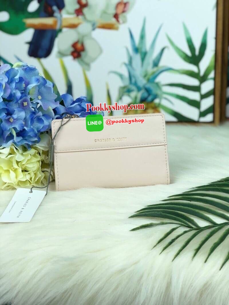New! CHARLES & KEITH SHORT WALLET กระเป๋าเงินรุ่นใหม่สีสันน่ารัก วัสดุหนังเรียบ ด้านหน้ามีโลโก้แบรนด์ เปิดปิดแบบกระดุม มีช่องใส่บัตร 5 ใบ และช่องเล็กเก็บของได้ มีช่องซิปใส่เหรียญ สามารถใส่ธนบัตรได้ตามยาว แบงค์พันก็ใส่ได้จ้า รุ่นนี้ใช้กับกระเป๋าขนาดมินิ ได