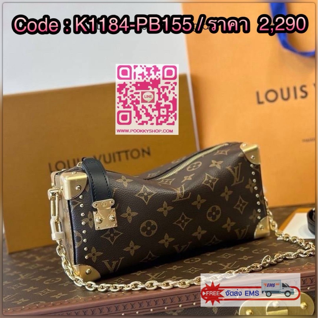 LV Slim Trunk Monogram Canvas Bag กระเป๋าสะพายทรงสลิม สุดยอดไอโคนิค ทรงสวย สวยมีเสน่ห์ แต่งหมุดเพิ่มร็อคแอนด์โรลด์ตามสไตส์แบรนด์ โดดเด่นด้วยหมุดเข้ามุม คล้องแขนคล้องไหล่เก๋ๆ หรือสะพายข้างชิคๆ พร้อมตอบรับได้ทุกลุค ทุกสไตล์ไปเลยจ้า